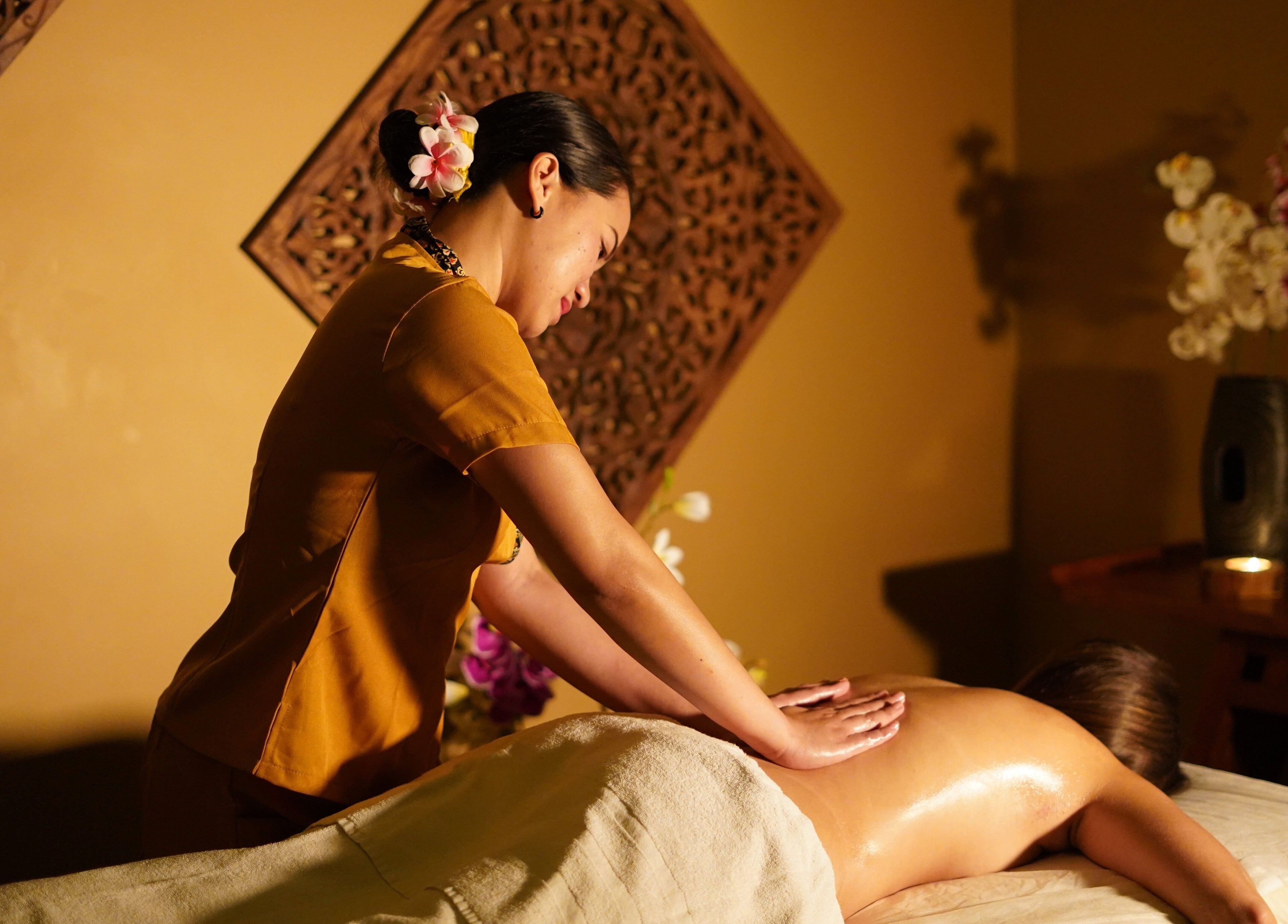 Terapista da un masaje relajante en Slow Bali Spa Barcelona, ubicado en Barcelona, Catalunya, ES.