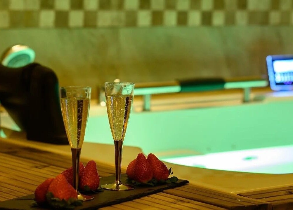 Copas de champán junto a fresas en Slow Bali Spa Barcelona, Barcelona, Catalunya, ES.