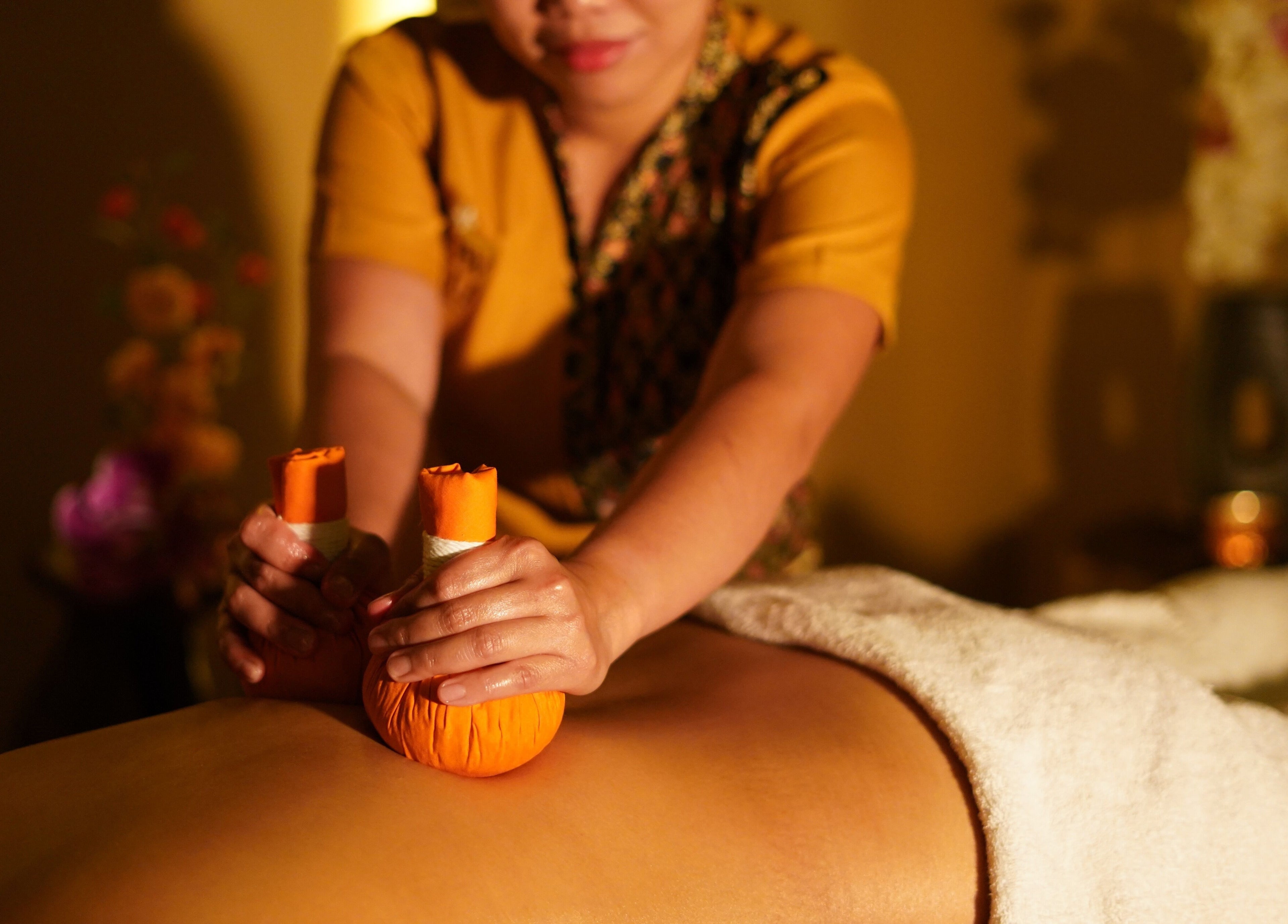Tratamiento de masaje thai en Slow Bali Spa Barcelona, Barcelona, Catalunya, ES, con compresas herbales.