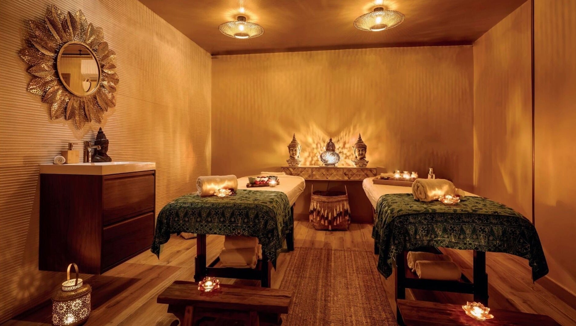 Sala de tratamiento en Pura Bali Massage Spa en Barcelona, Catalunya, ES con mesas de masaje decoradas.