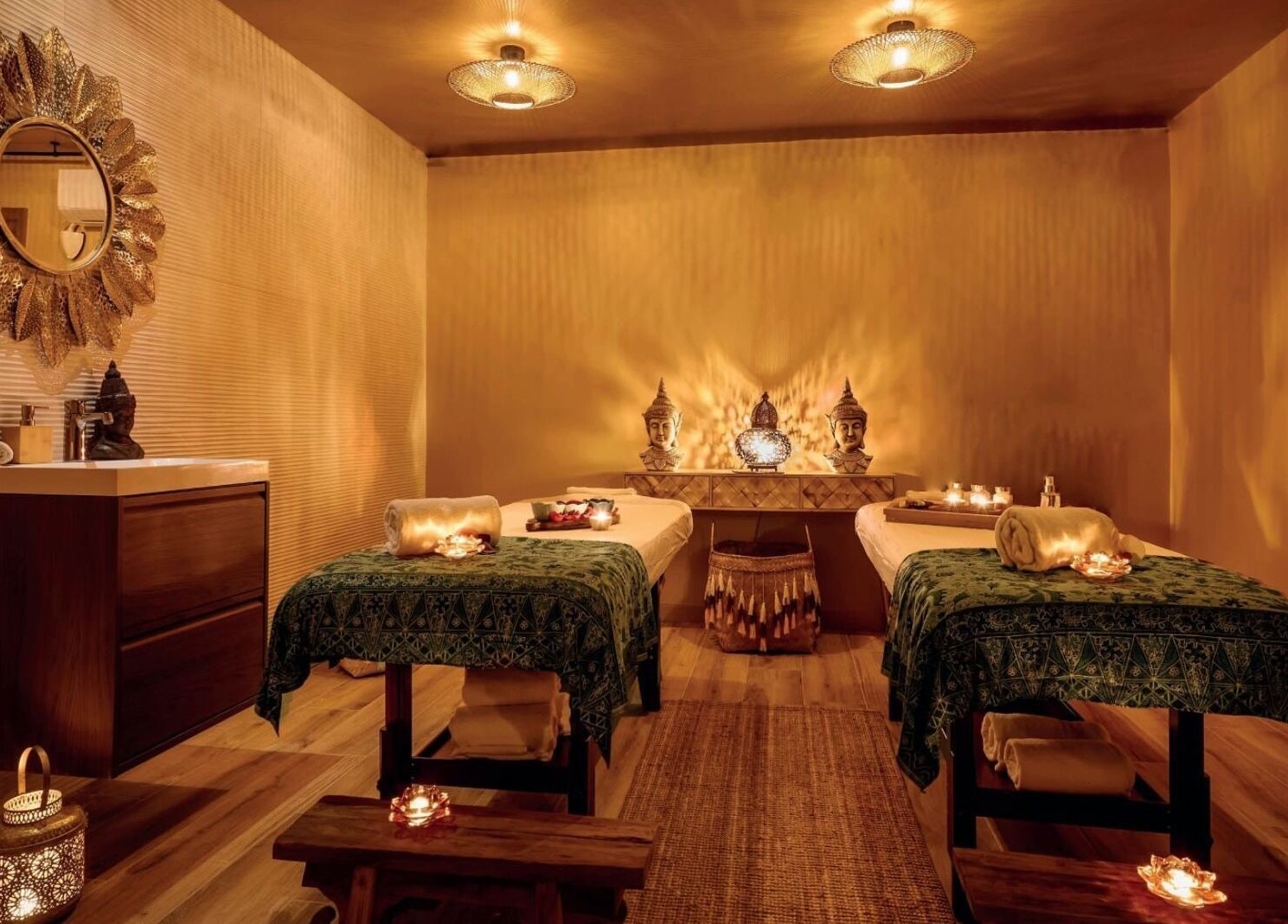 Sala de tratamiento en Pura Bali Massage Spa en Barcelona, Catalunya, ES con mesas de masaje decoradas.