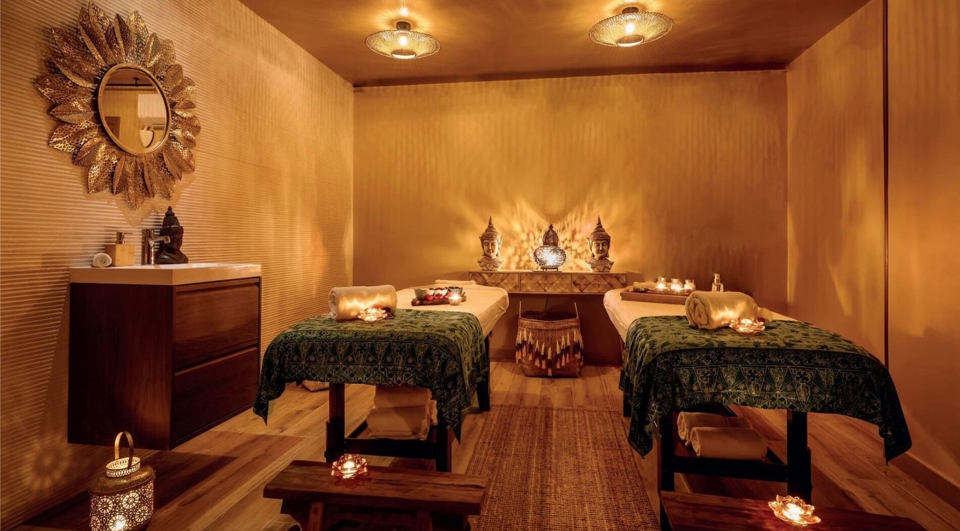 Sala de tratamiento en Pura Bali Massage Spa en Barcelona, Catalunya, ES con mesas de masaje decoradas.
