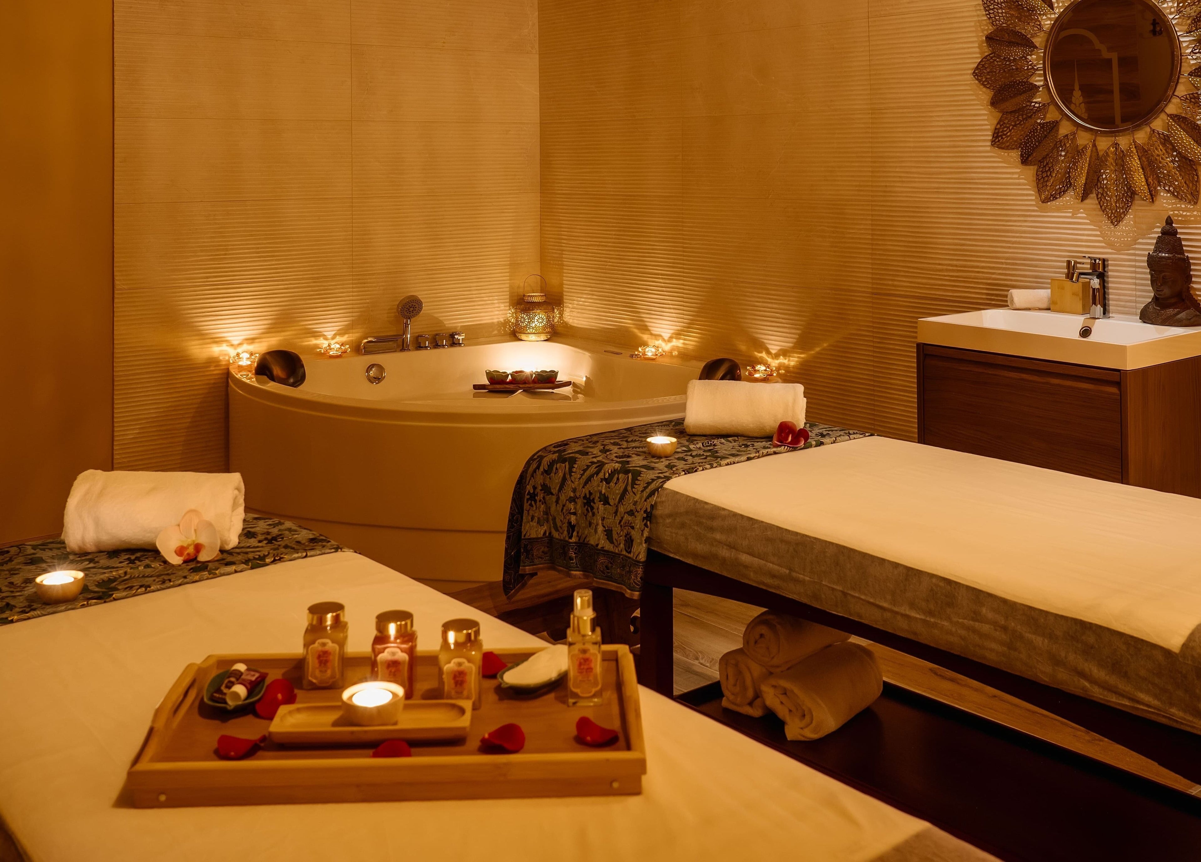 Sala de masajes en Pura Bali Massage Spa, Barcelona, Catalunya, ES, con bañera y mesas masaje.