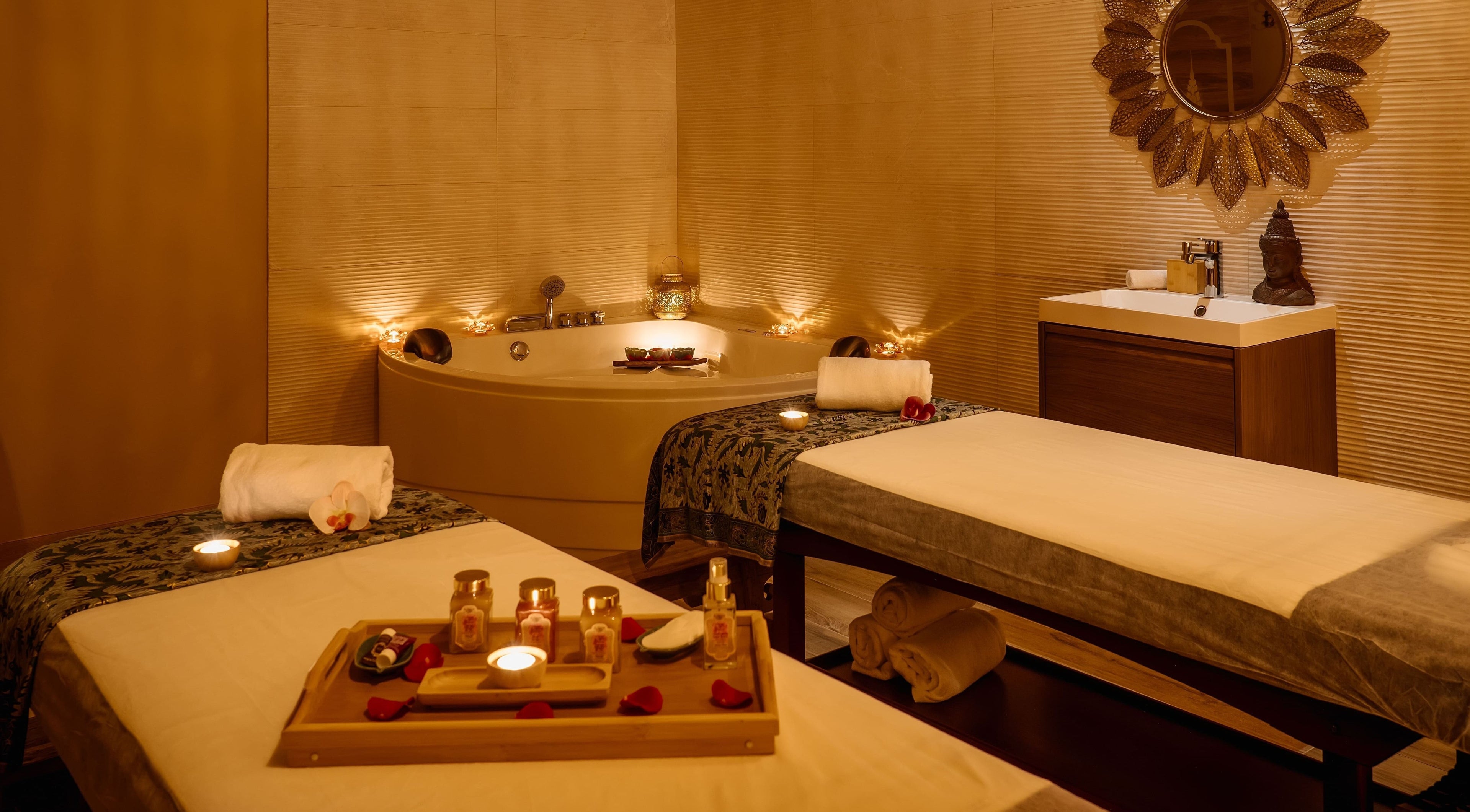 Sala de masajes en Pura Bali Massage Spa, Barcelona, Catalunya, ES, con bañera y mesas masaje.