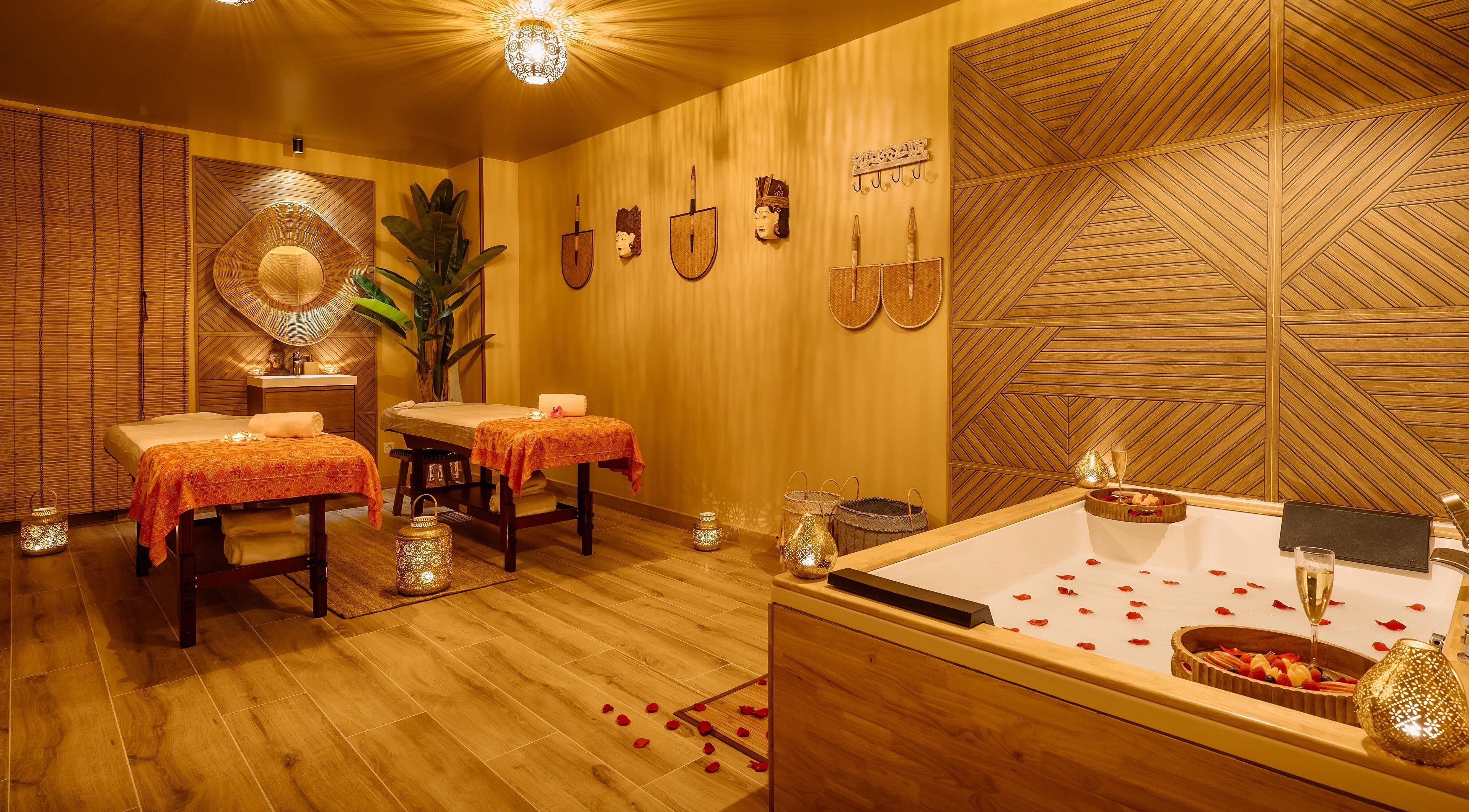 Espacio acogedor en Pura Bali Massage Spa, Barcelona, Catalunya, ES con camillas y decoración tropical.
