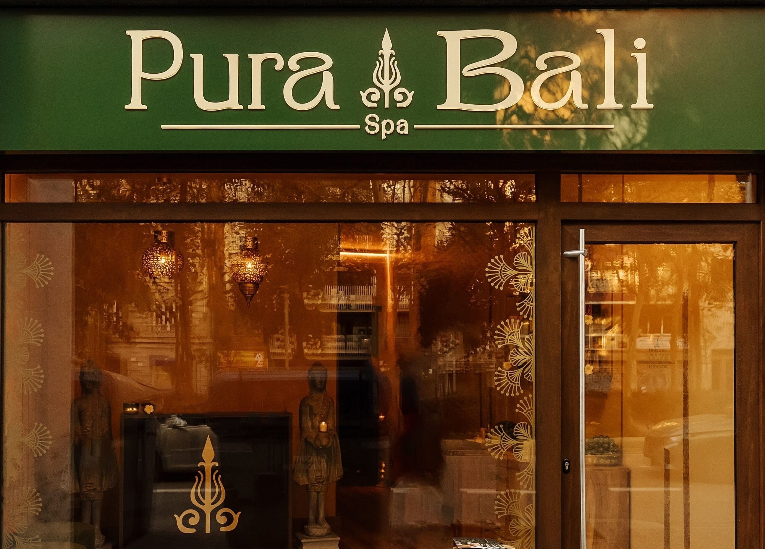 Fachada de Pura Bali Massage Spa en Barcelona, Catalunya, ES, destacada por su elegante diseño y ambiente acogedor.