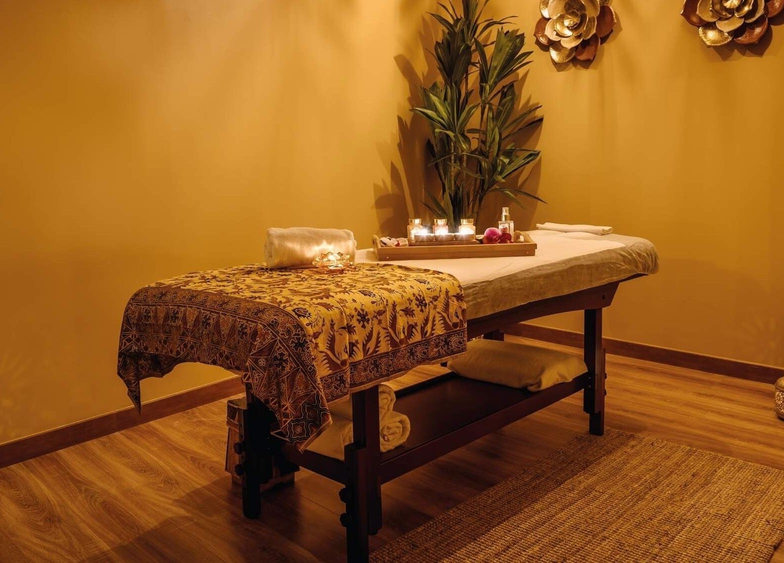Sala relajante de Pura Bali Massage Spa en Barcelona, Catalunya, ES con decoración cálida y acogedora.
