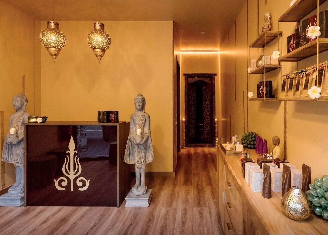 Recepción de Pura Bali Massage Spa en Barcelona, Catalunya, ES, con decoración serena y elegante.