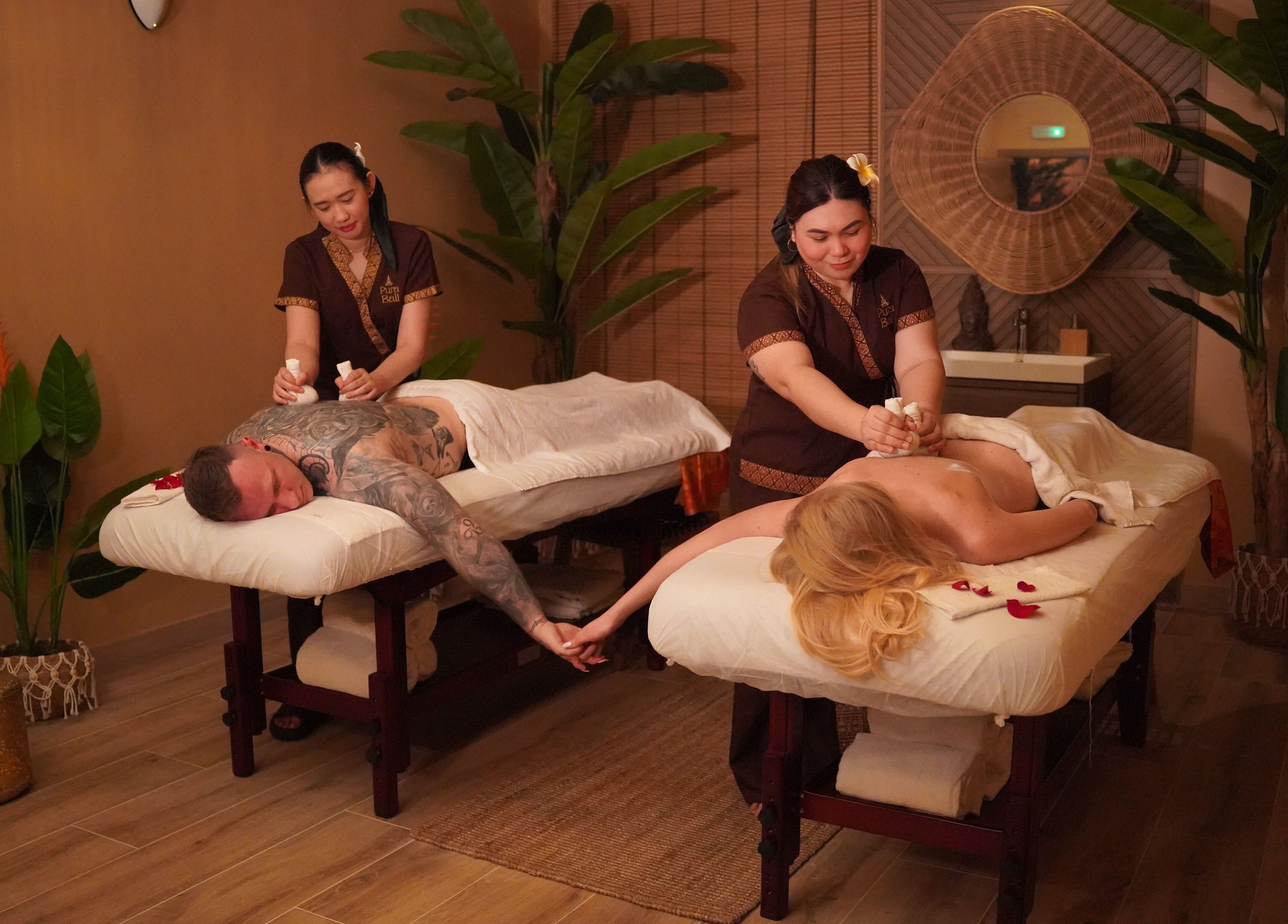 Pareja recibiendo masaje en Pura Bali Massage Spa, Barcelona, Catalunya, ES.