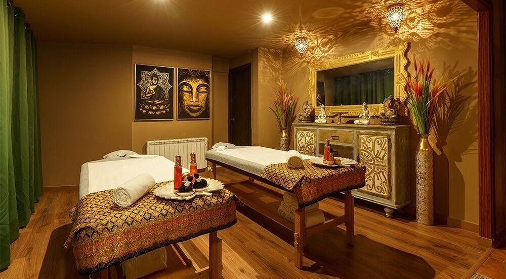 Sala de tratamiento en Nuad Thai Massage SPA, Barcelona, Catalunya, ES decorada con detalles tailandeses.