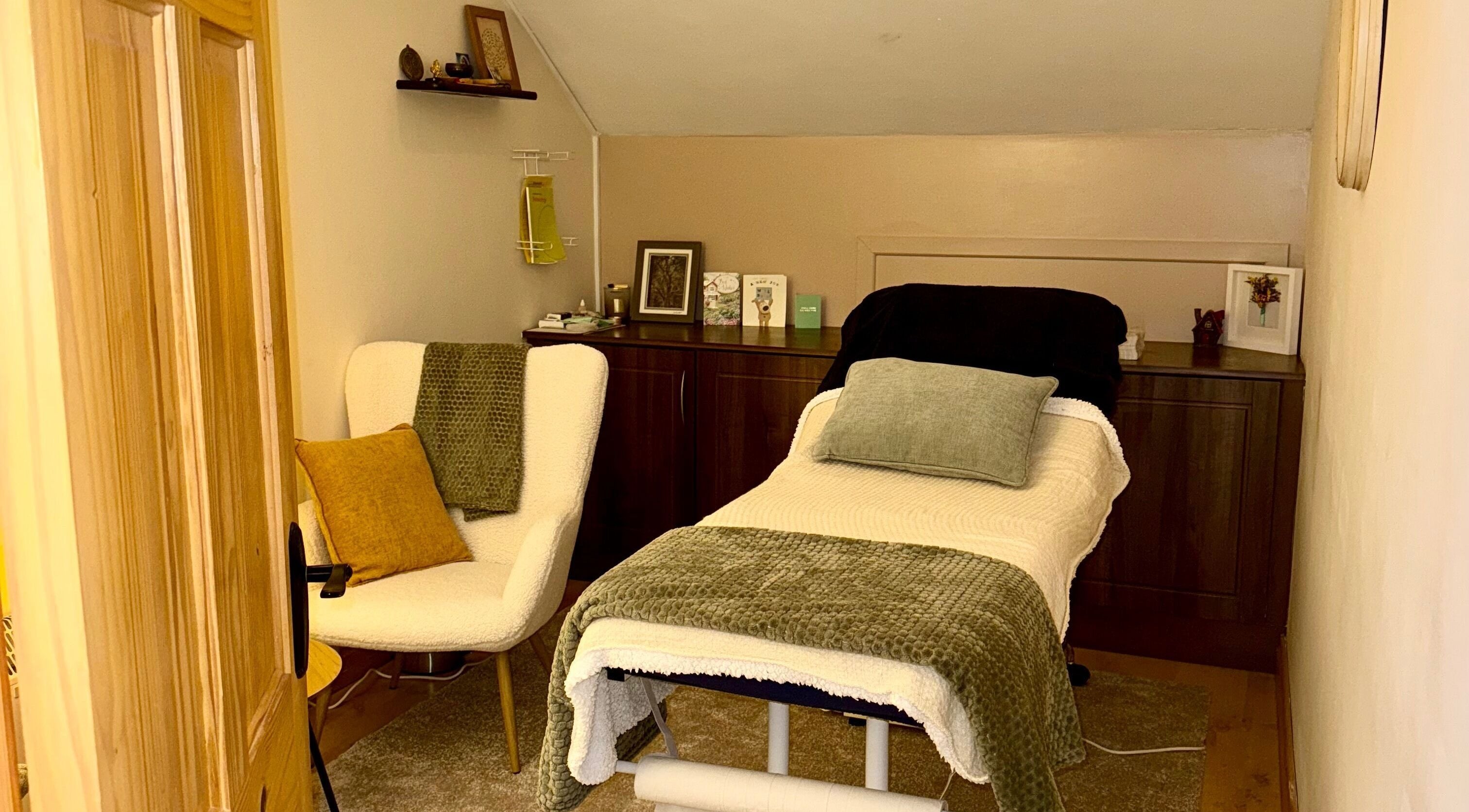 Relaxing therapy room at Barry Williams Reflexology, Reiki & Life Coaching in Portlaoise, County Laois, IE.