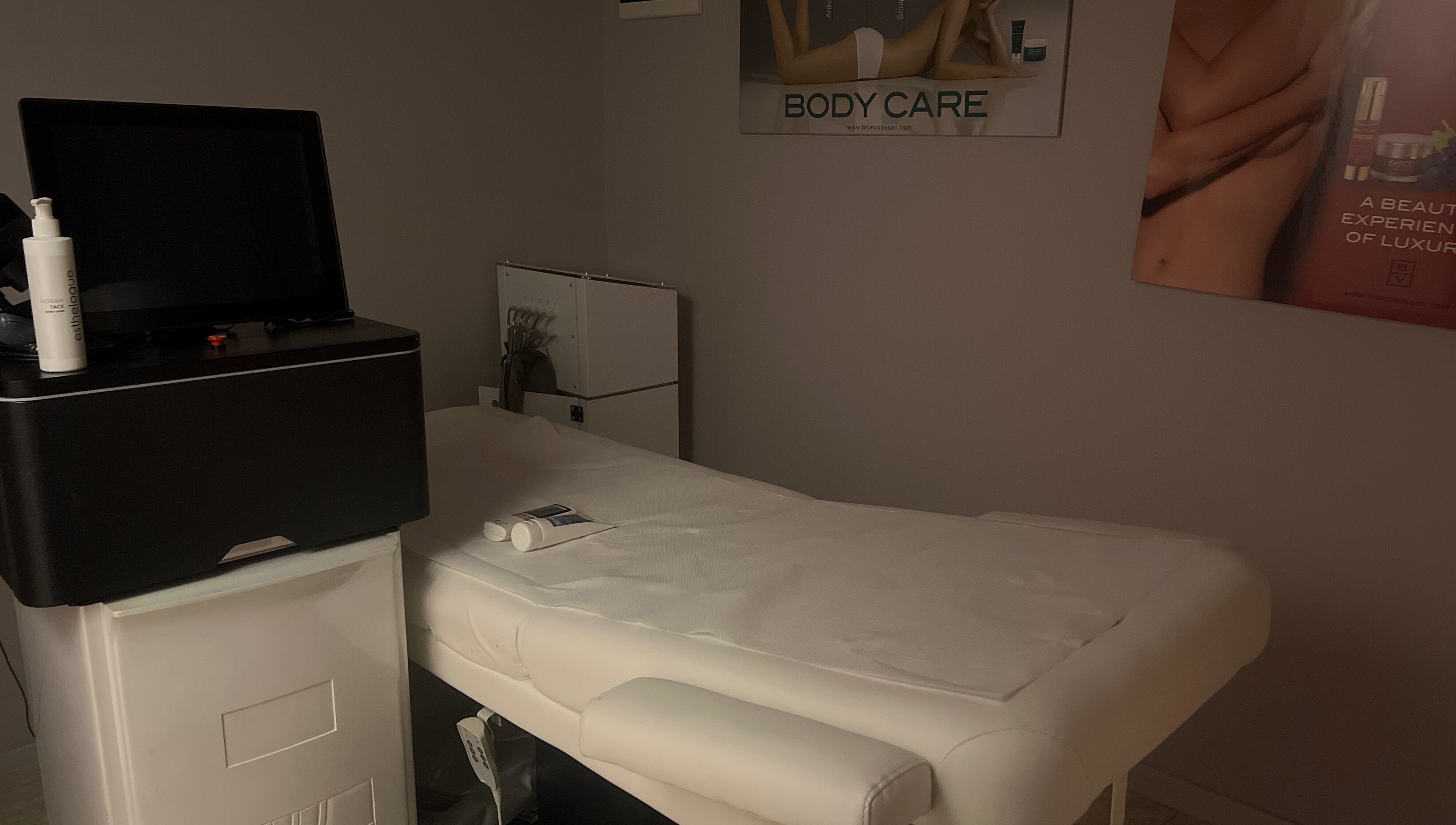 Sala massaggi a Leda Beauty Center, Firenze, Toscana, IT, con lettino bianco e attrezzature moderne.