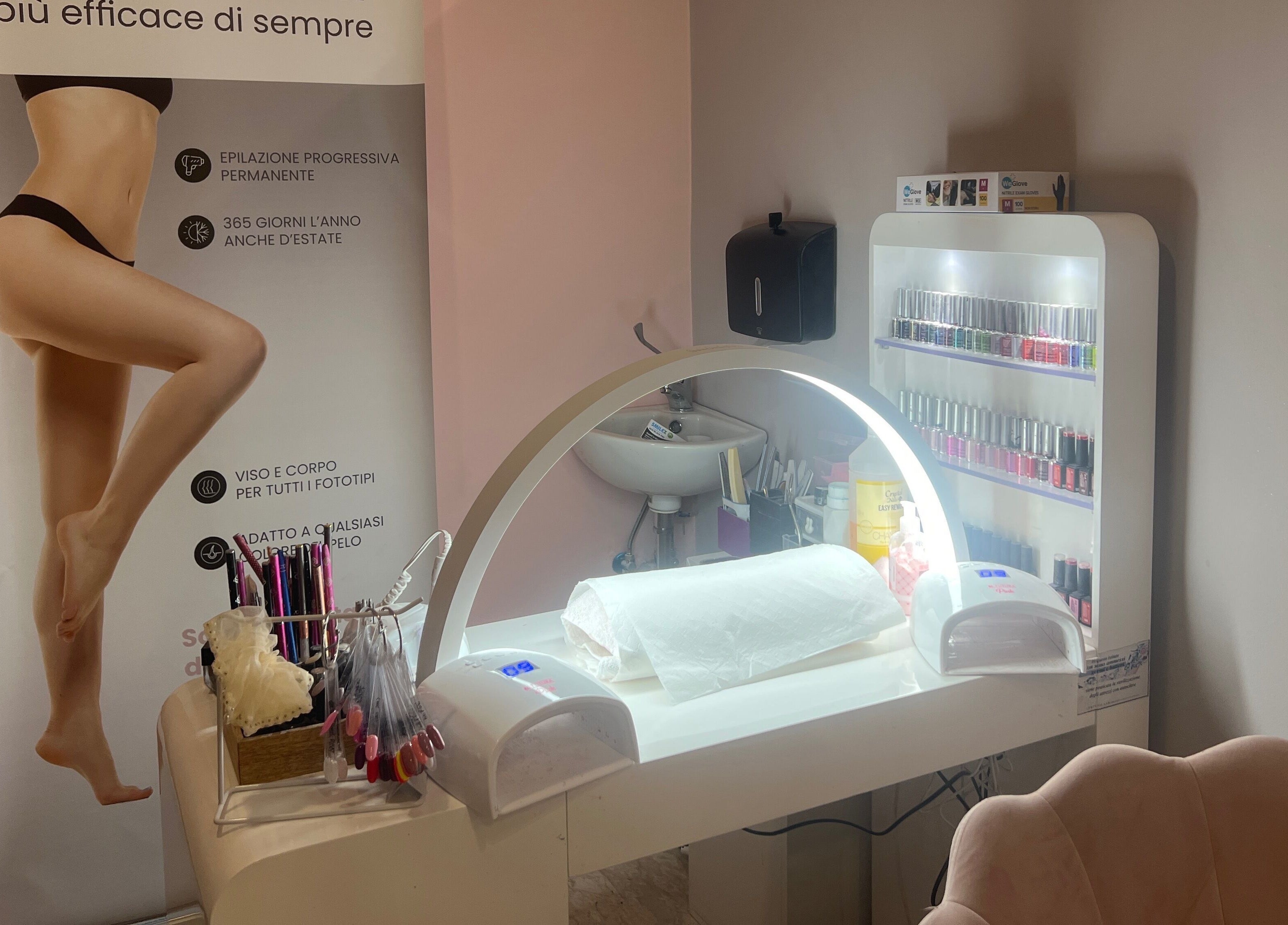 Postazione unghie presso Leda Beauty Center, Firenze, Toscana, IT con lampade e smalti colorati.