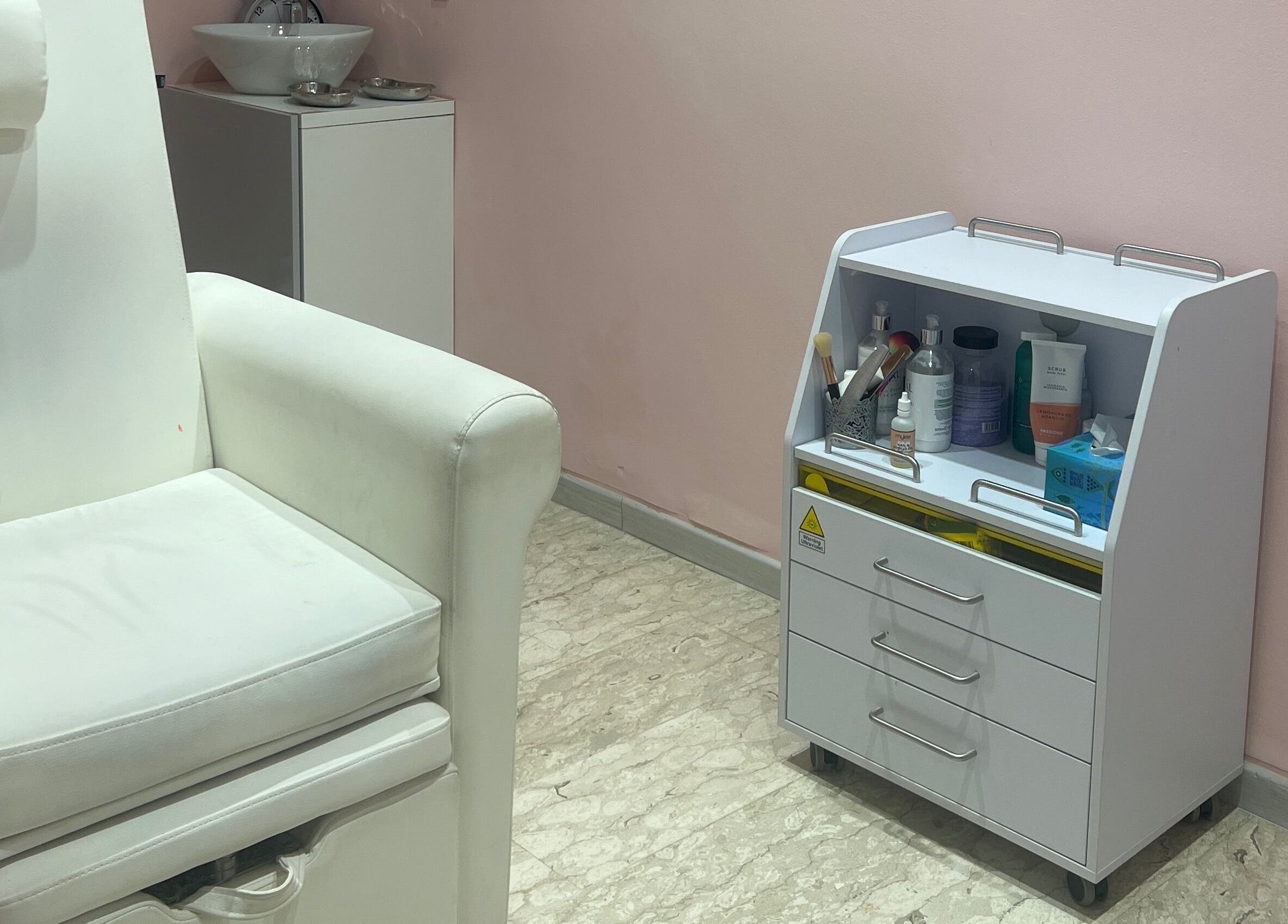 Angolo trattamento presso Leda Beauty Center, Firenze, Toscana, IT, con lettino bianco e mobile attrezzi.