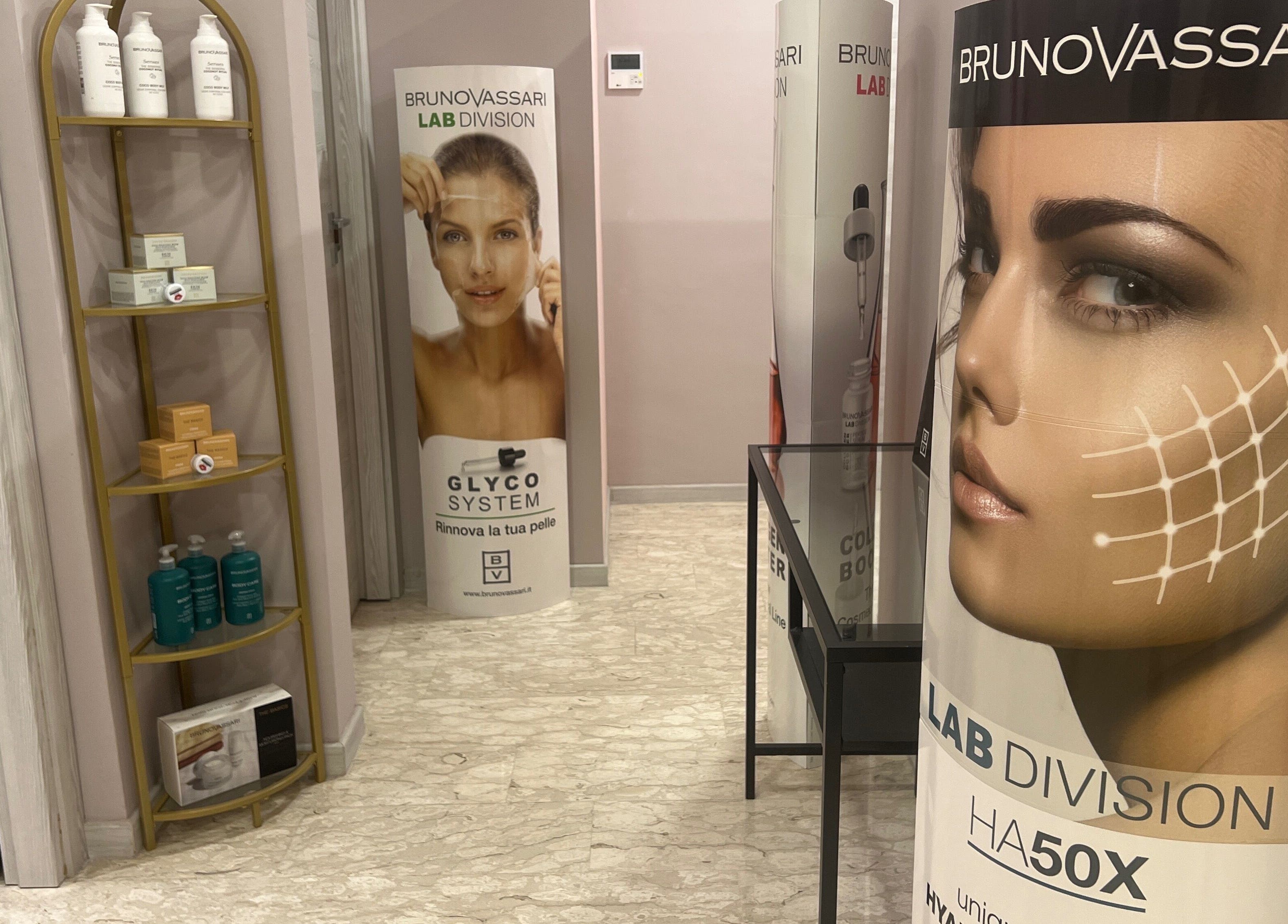 Interni del Leda Beauty Center a Firenze, Toscana, IT, con prodotti di bellezza in esposizione.