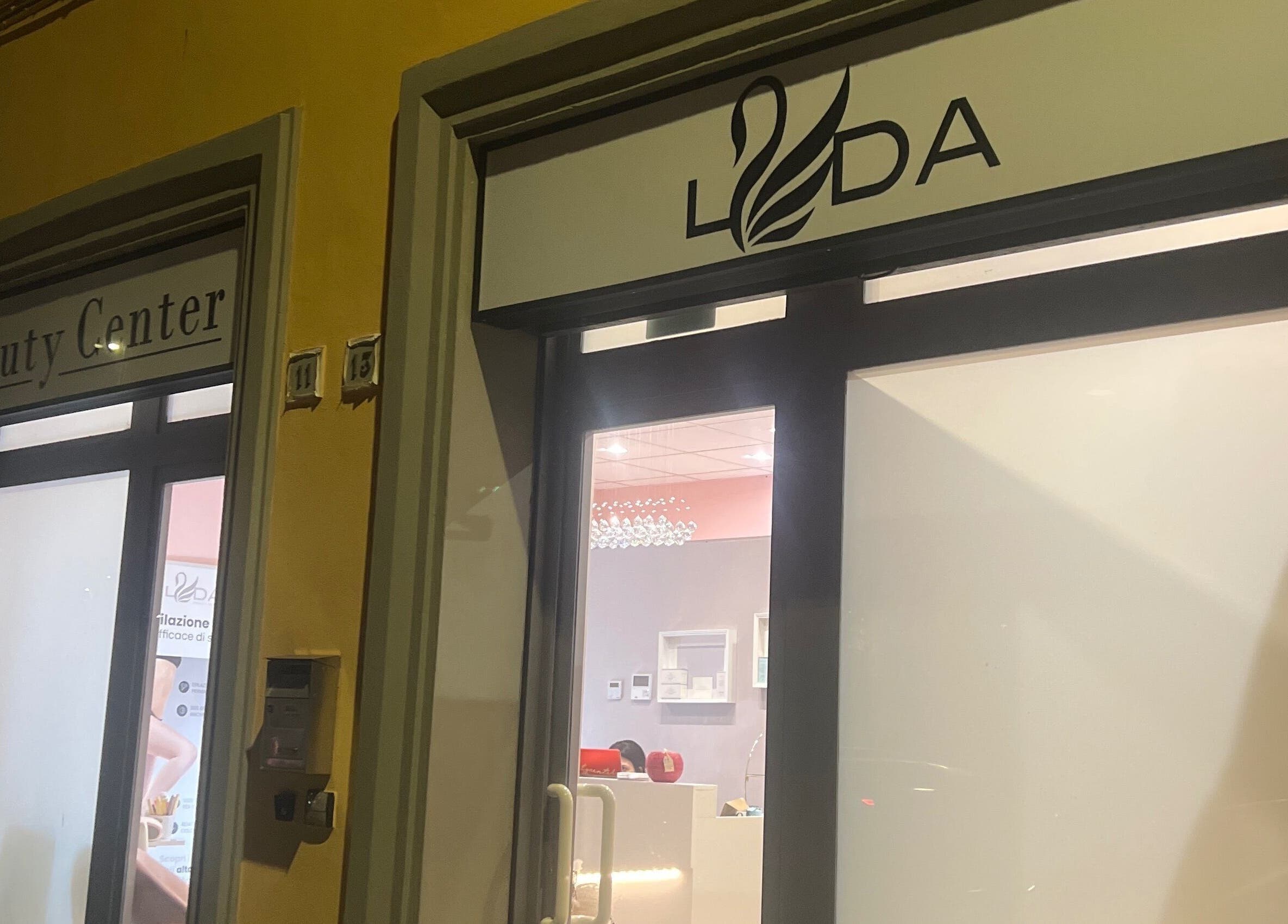 Ingresso illuminato del Leda Beauty Center a Firenze, Toscana, IT, con elementi di design moderno.