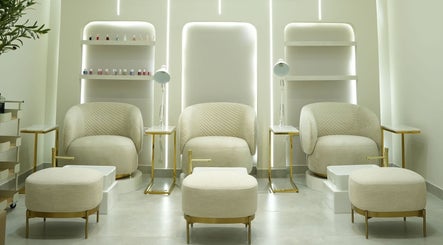 Aura Blend Ladies Salon