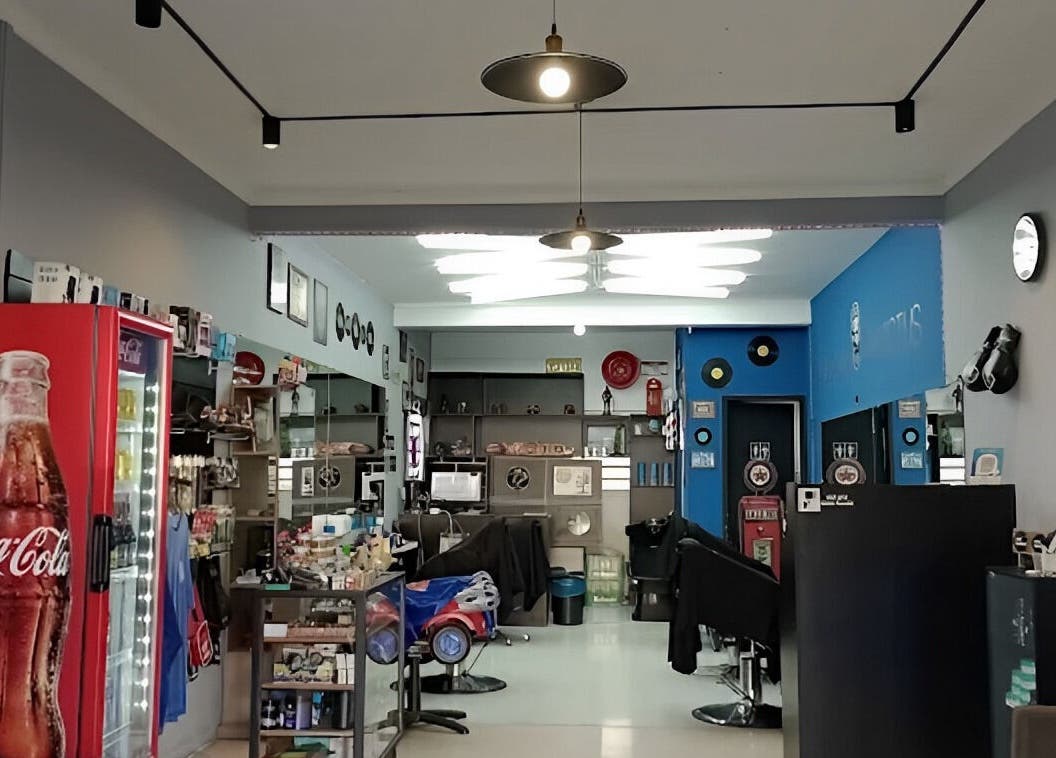 Interior moderno da Barbearia Invictus em Rio Grande Do Sul, BR, com decoração elegante e comodidades.