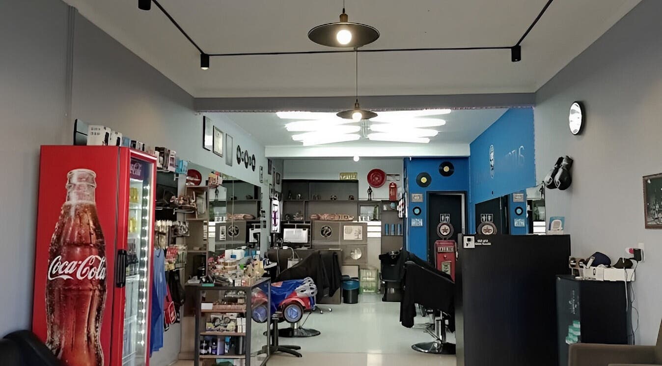 Interior moderno da Barbearia Invictus em Rio Grande Do Sul, BR, com decoração elegante e comodidades.