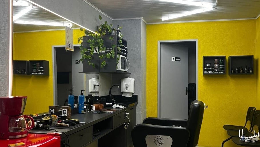 Interior da BARBEARIA INVICTUS EXPRESS em Rio Grande Do Sul, com estética moderna e aconchegante.