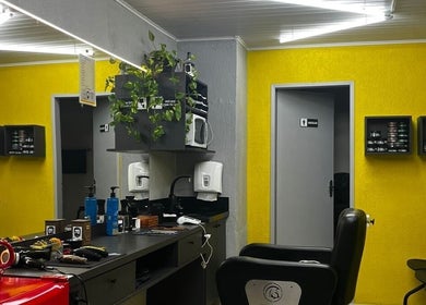 Interior da BARBEARIA INVICTUS EXPRESS em Rio Grande Do Sul, com estética moderna e aconchegante.
