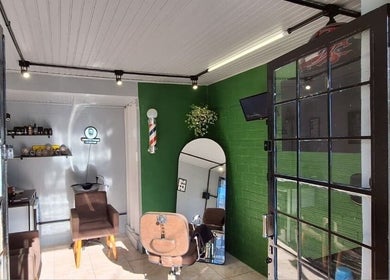 Interior moderno e elegante da BARBEARIA INVICTUS CENTRAL em Rio Grande Do Sul, BR.