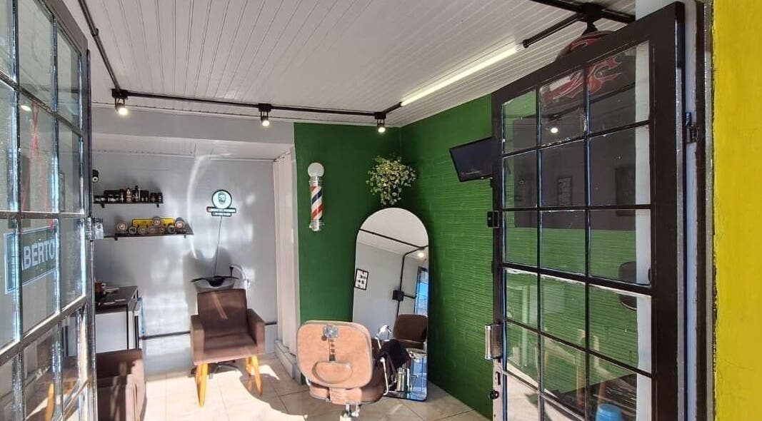 Interior moderno e elegante da BARBEARIA INVICTUS CENTRAL em Rio Grande Do Sul, BR.