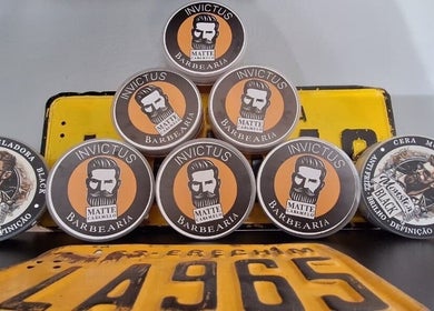 Produtos de cabelo da BARBEARIA INVICTUS CENTRAL em Rio Grande Do Sul, Brasil, destacando cera modeladora.