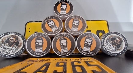 Produtos de cabelo da BARBEARIA INVICTUS CENTRAL em Rio Grande Do Sul, Brasil, destacando cera modeladora.