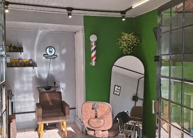 Interior da BARBEARIA INVICTUS CENTRAL, Rio Grande Do Sul, com cadeira e espelho moderno.