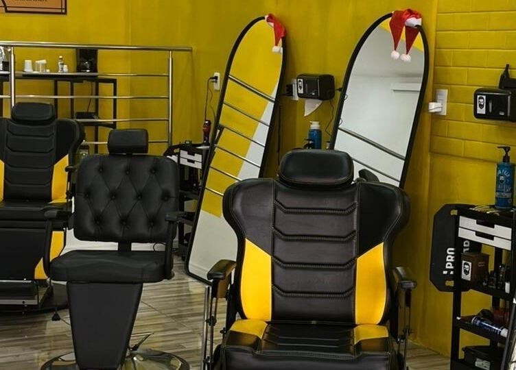 Cadeiras de barbeiro modernas na BARBEARIA INVICTUS EXPRESS, Rio Grande Do Sul, BR, destacando conforto e estilo.