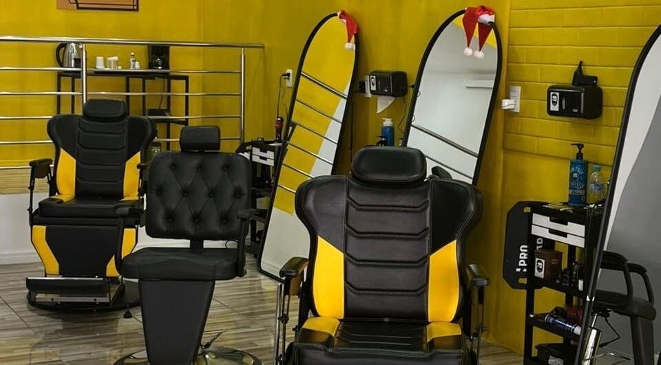 Cadeiras de barbeiro modernas na BARBEARIA INVICTUS EXPRESS, Rio Grande Do Sul, BR, destacando conforto e estilo.