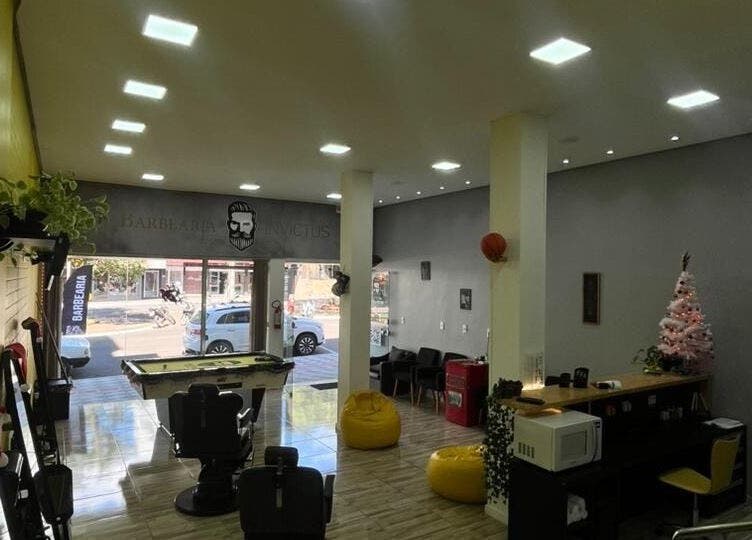 Interior da BARBEARIA INVICTUS EXPRESS em Rio Grande Do Sul, BR, com decoração moderna e ambiente acolhedor.