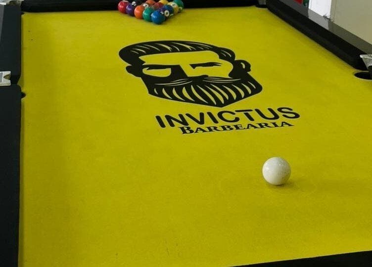 Mesa de sinuca com logotipo da BARBEARIA INVICTUS EXPRESS em Rio Grande Do Sul, Rio Grande Do Sul, BR.