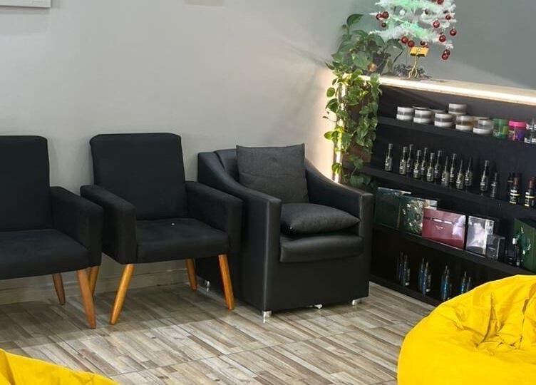 Espaço relaxante na BARBEARIA INVICTUS EXPRESS, Rio Grande Do Sul. Poltronas e decoração acolhedora.