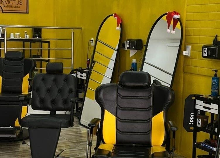Interior da BARBEARIA INVICTUS EXPRESS em Rio Grande Do Sul, BR, com cadeiras de barbeiro e espelhos modernos.