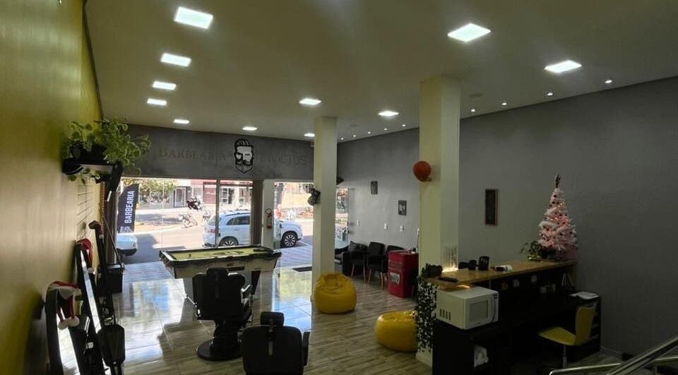 Interior moderno da BARBEARIA INVICTUS EXPRESS em Rio Grande Do Sul, BR com cadeiras e mesa de sinuca.