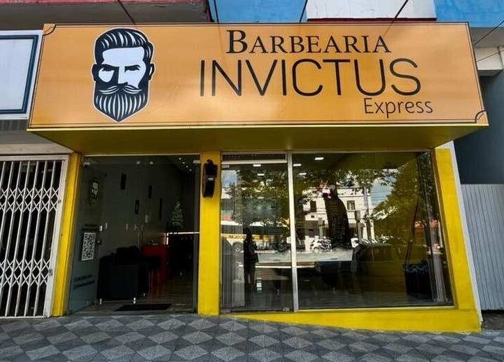 Fachada da BARBEARIA INVICTUS EXPRESS em Rio Grande Do Sul, Brasil, destacando sua entrada moderna.