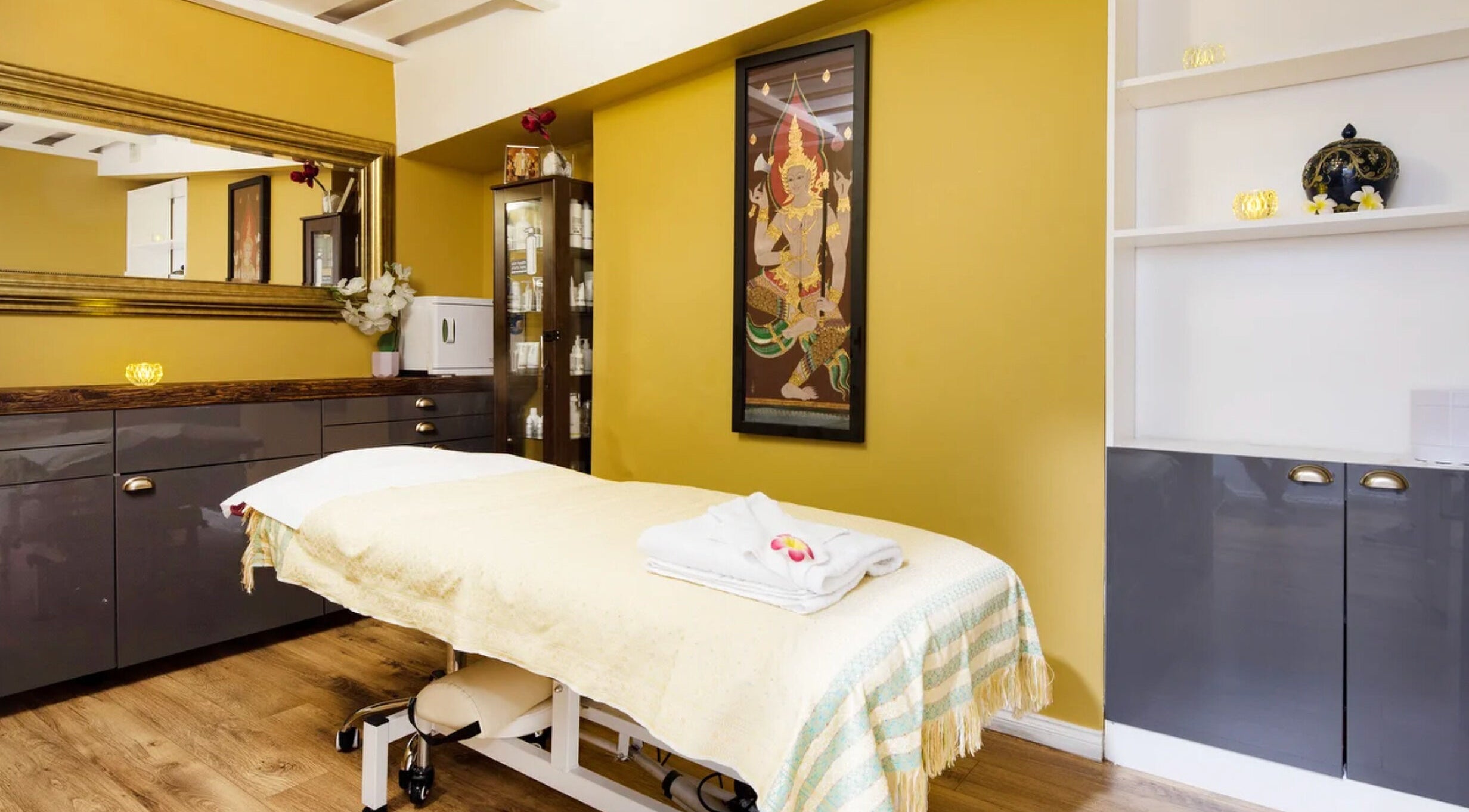 Relaxing therapy room at SB Beauty at Péla Thérapie in London, England, GB with serene yellow walls and decor.