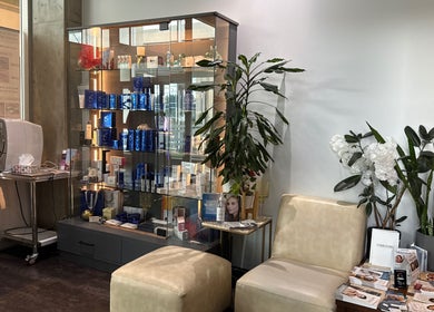 Intérieur élégant à Odyssee derme, Brossard, Québec, CA avec étagère de produits beauté.