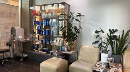 Intérieur élégant à Odyssee derme, Brossard, Québec, CA avec étagère de produits beauté.