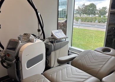 Équipement moderne à Odyssee derme, Brossard, Québec, CA, pour soins esthétiques avancés.
