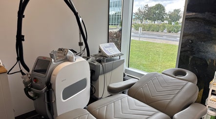 Équipement moderne à Odyssee derme, Brossard, Québec, CA, pour soins esthétiques avancés.