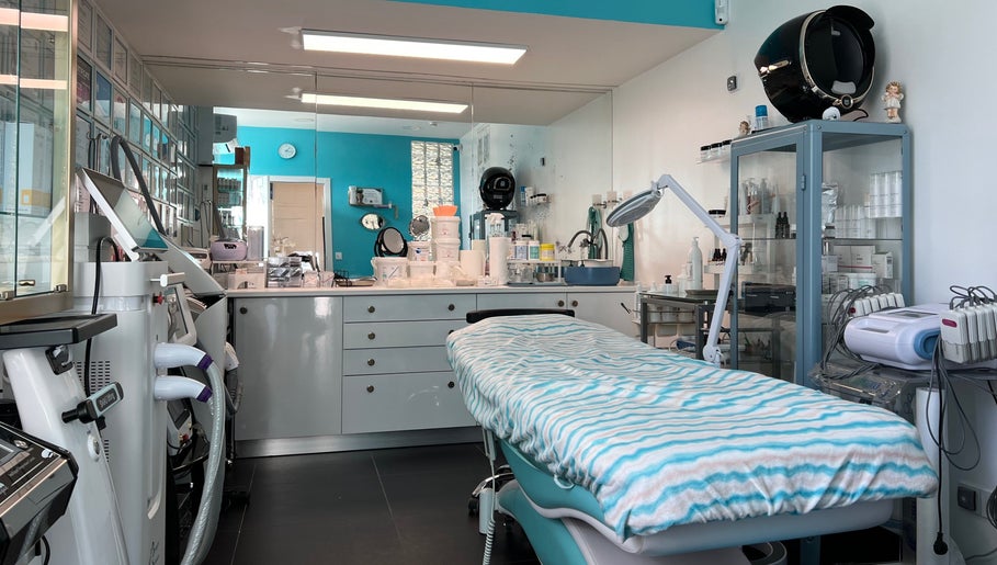 Кабинет в Lisboa Beauty Service, Lisboa, Lisboa, PT, с современным оборудованием и удобной кушеткой.
