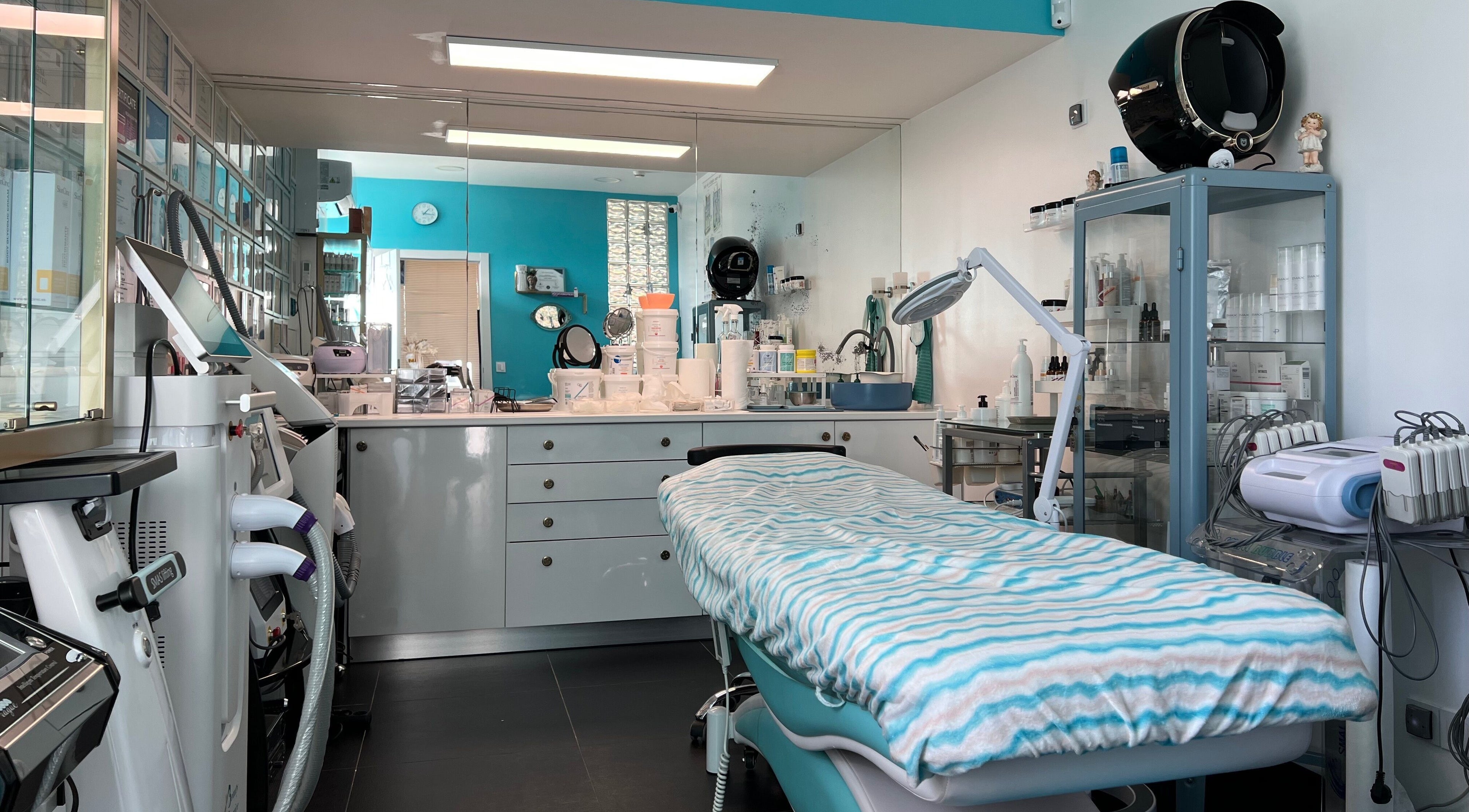 Кабинет в Lisboa Beauty Service, Lisboa, Lisboa, PT, с современным оборудованием и удобной кушеткой.