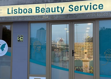 Вход в Lisboa Beauty Service в Лиссабоне, Лиссабон, Португалия, с красочной витриной.