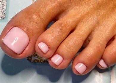 Розовый педикюр в Lisboa Beauty Service, Lisboa, Lisboa, PT. Идеальный уход и стиль.