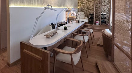 Moderno salón de belleza en Sia Manicura Rusa, Bogotá, Bogotá, CO, con sillas elegantes y decoración sofisticada.