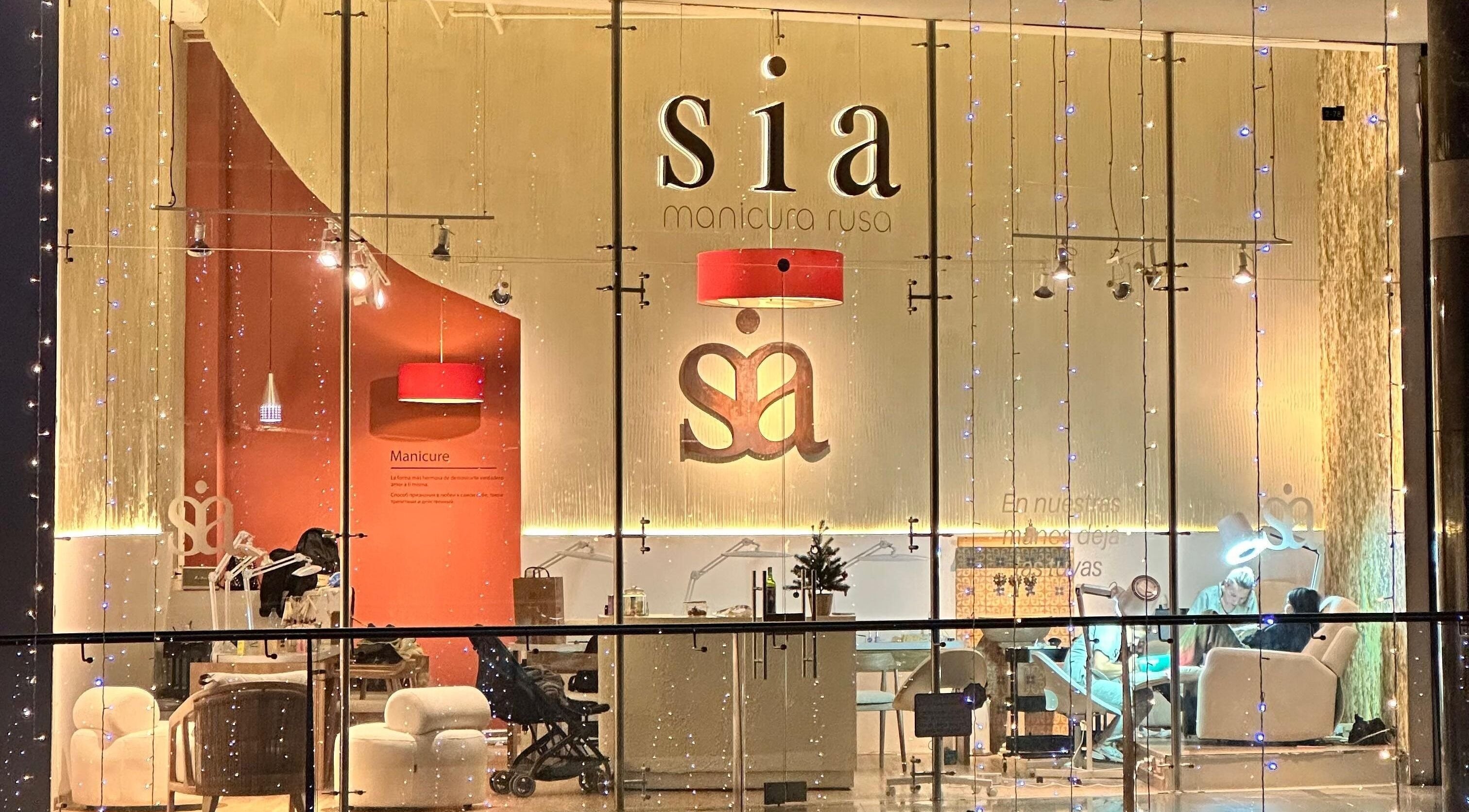Vista nocturna de Sia Manicura Rusa en Bogotá, Bogotá, CO, con ambiente acogedor y luces acogedoras.