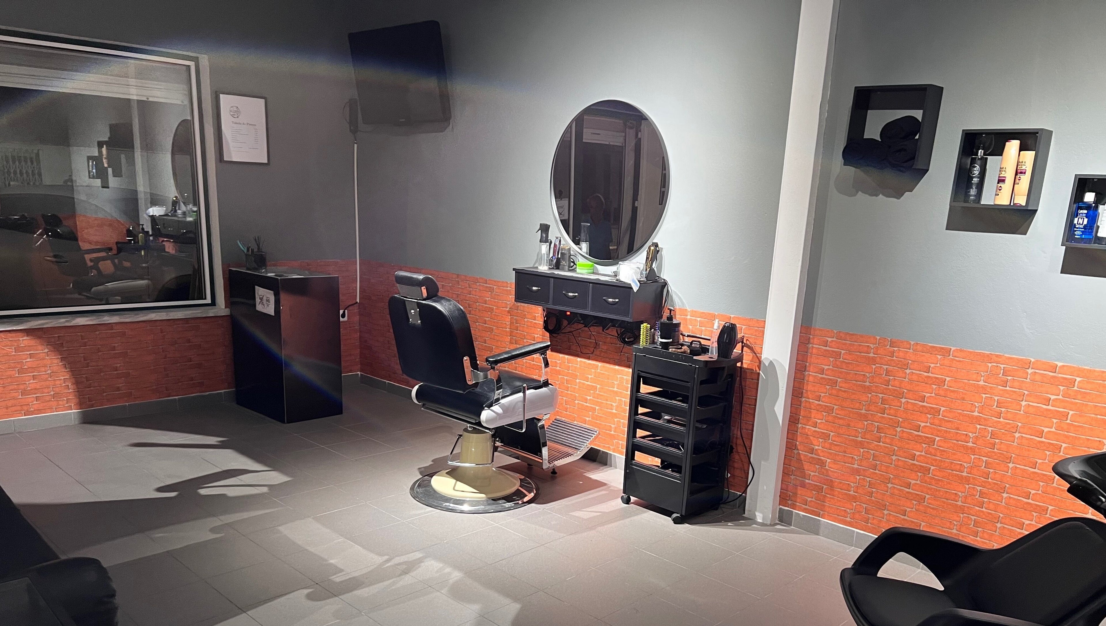 Interior da Silvinho Barbearia em Foros de Salvaterra, Santarém, PT, com cadeira de barbeiro clássica.